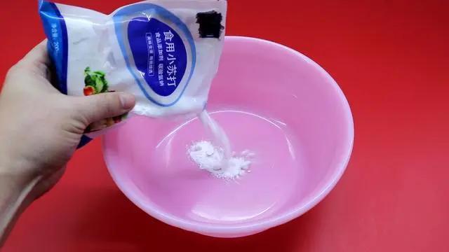 白衣服怎么洗不会花,白衣服穿脏了怎么洗才能变白