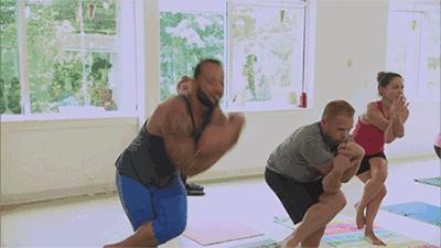 看完这些人,你再也不会觉得男人练瑜伽“娘”了