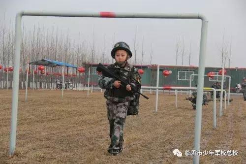 少儿军事夏令营暑假班,军事夏令营助力孩子们实现蜕变