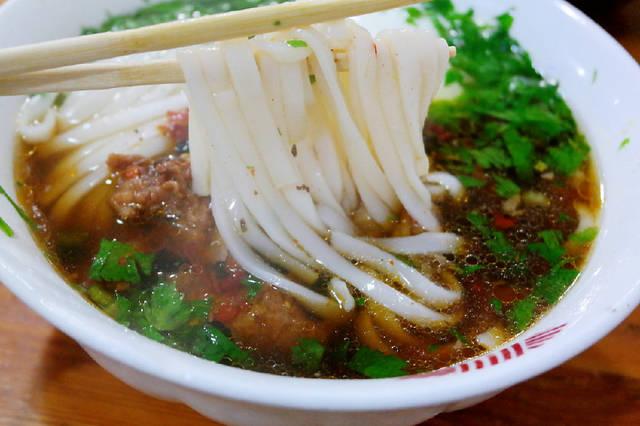 开米线店成功经历,90后餐饮人开一家米线店