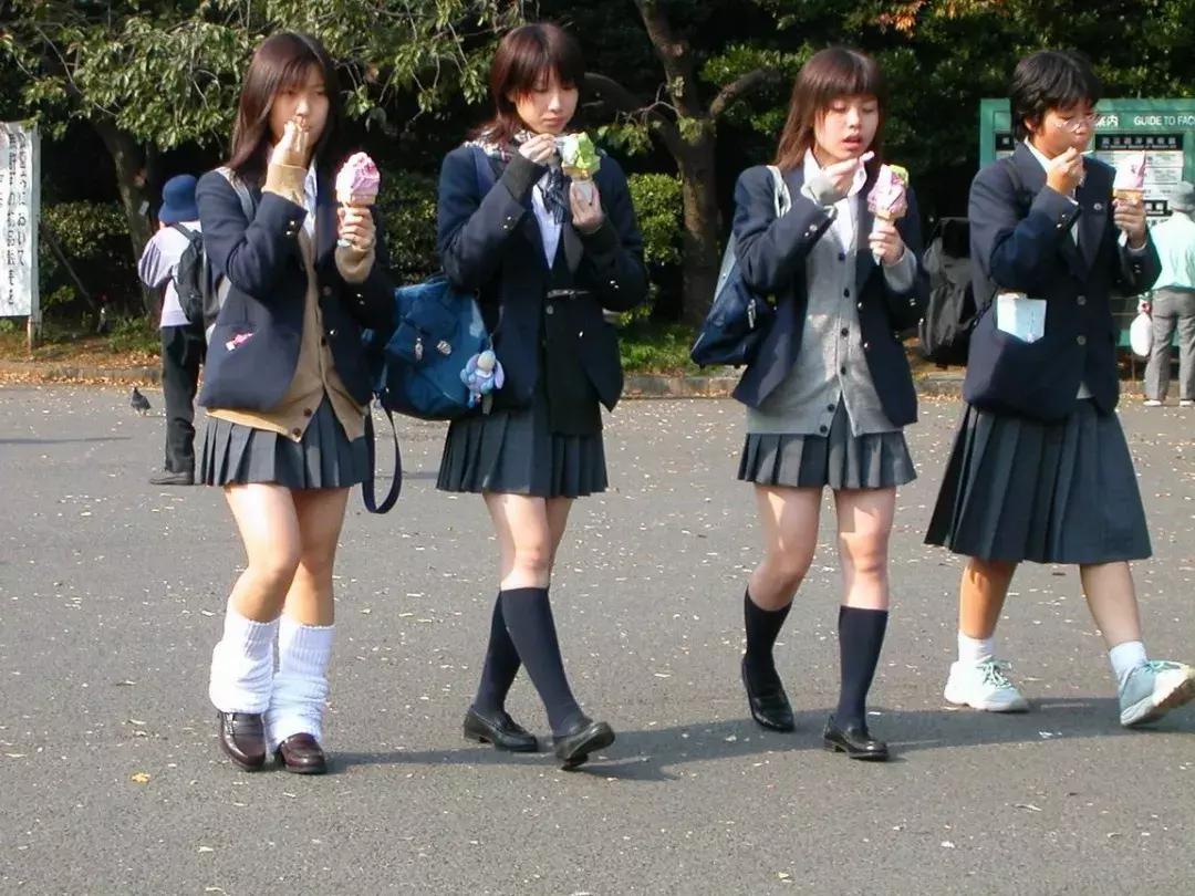 明媚优雅的穿法洋气又甜美,这个春天最时髦的穿法