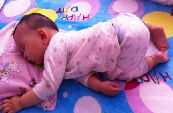 小朋友睡觉要不要枕头,孩子是否需要分床睡