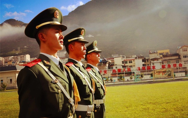 地方警察有权力对现役军人执法吗,警察和军人谁更自由