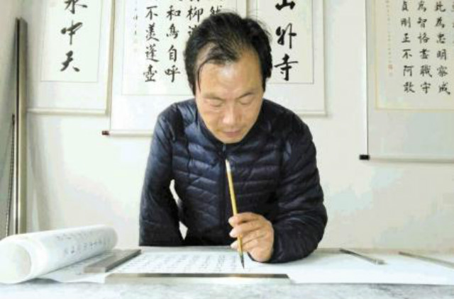 仕金正：失去右臂36年，用左笔写出励志人生