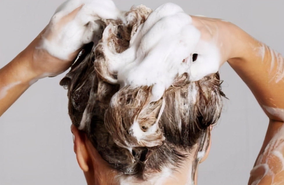 60多岁老年人经常染头发好吗,老年人多长时间染烫头发为宜