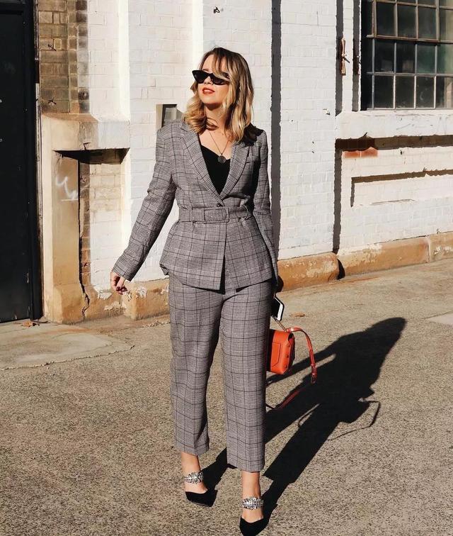 格纹西装怎么搭配才能穿出时尚感,复古格纹西装怎么搭配