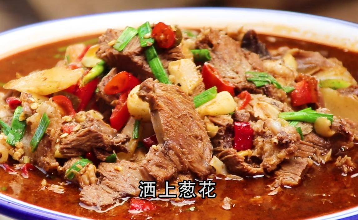猪头肉这样吃才叫爽，农村大锅一炖，大块吃肉，口感丰富有食欲