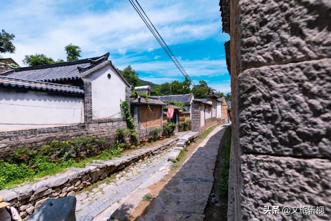 十年后再次走进朱家峪，被村里的几个摊煎饼的大妈纠缠着买煎饼
