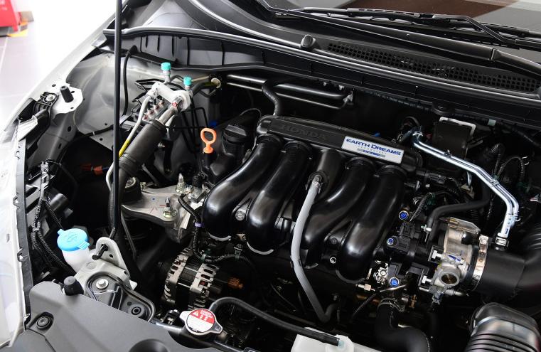 本田锋范2017款1.5lcvt豪华版,新本田锋范会换装四缸发动机吗