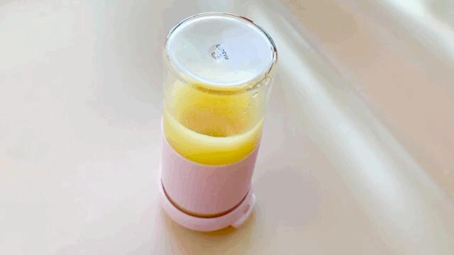 89元买了个充电便携榨汁杯，赶紧试了一下，以后不用花钱买果汁了