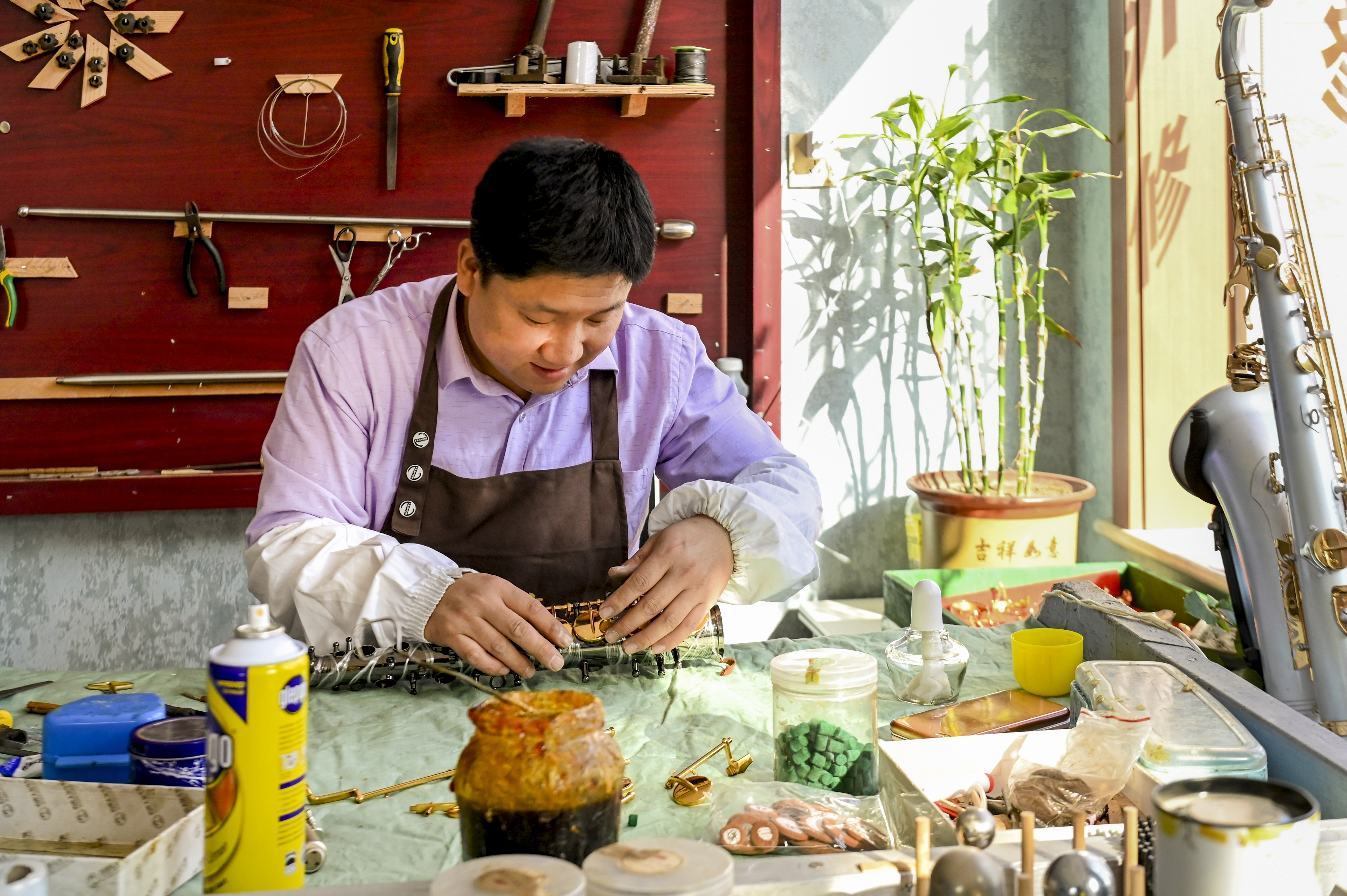 周卫仓，一位从周窝村走出来的萨克斯制作和吹奏高手