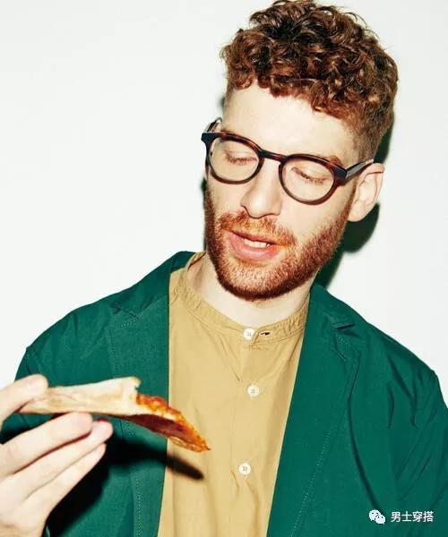 复古「圆形眼镜」当道?戴上透明黑色琥珀眼镜增添「轻复古」印象