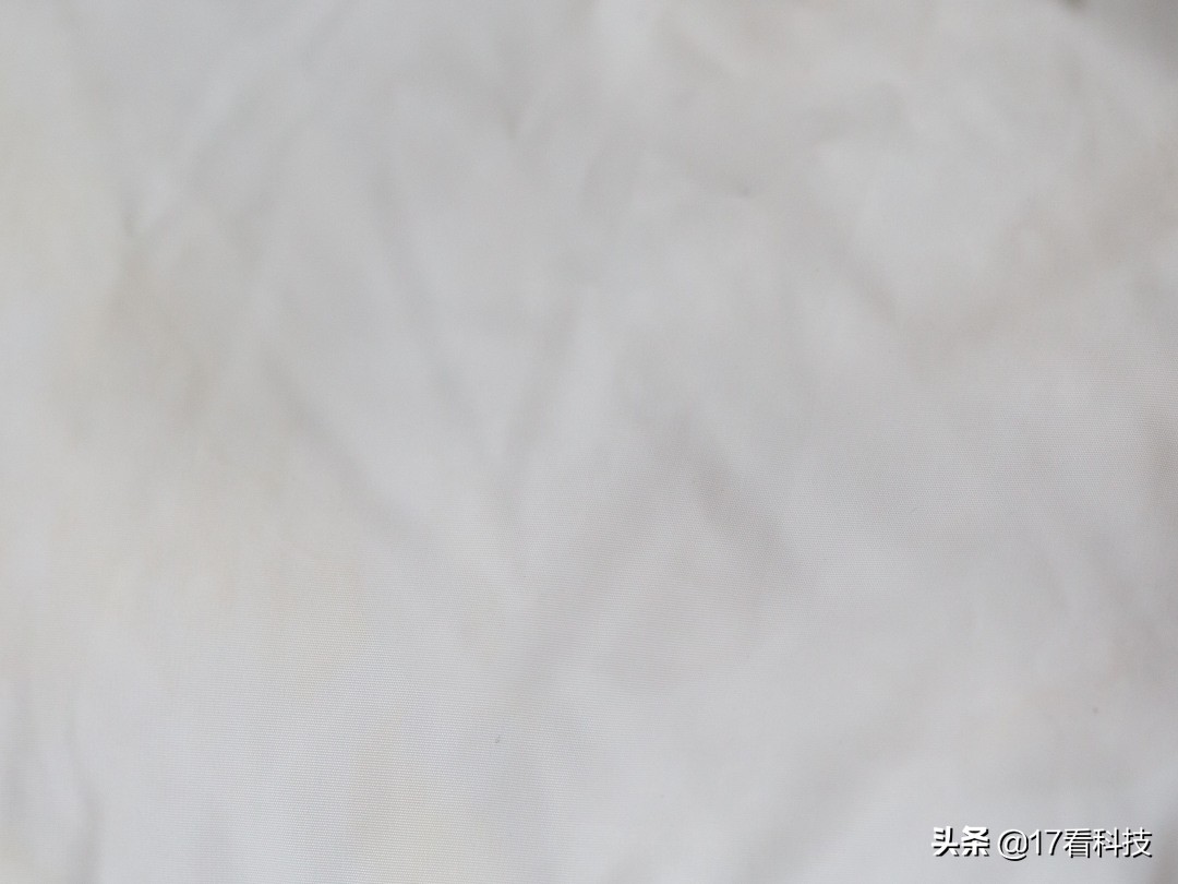 羽绒服沾了污渍,羽绒服油渍清洁免洗