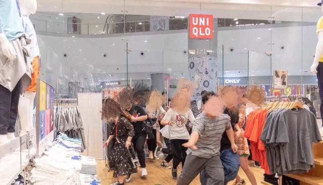 昨天微博、朋友圈都在刷一个视频:一群人疯狂抢衣服