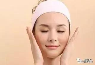 什么动作可以淡化细纹,怎样按摩让手关节的皱纹消失