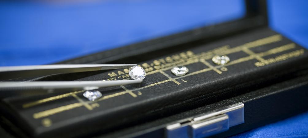 钻石怎么选成色,一克拉钻戒怎么挑选颜色净度