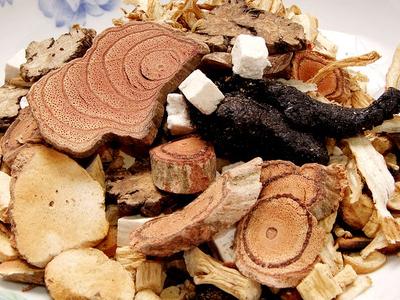 男人“下面”湿漉漉怎么办？老中医有妙招：祖传老方专治阴囊潮湿