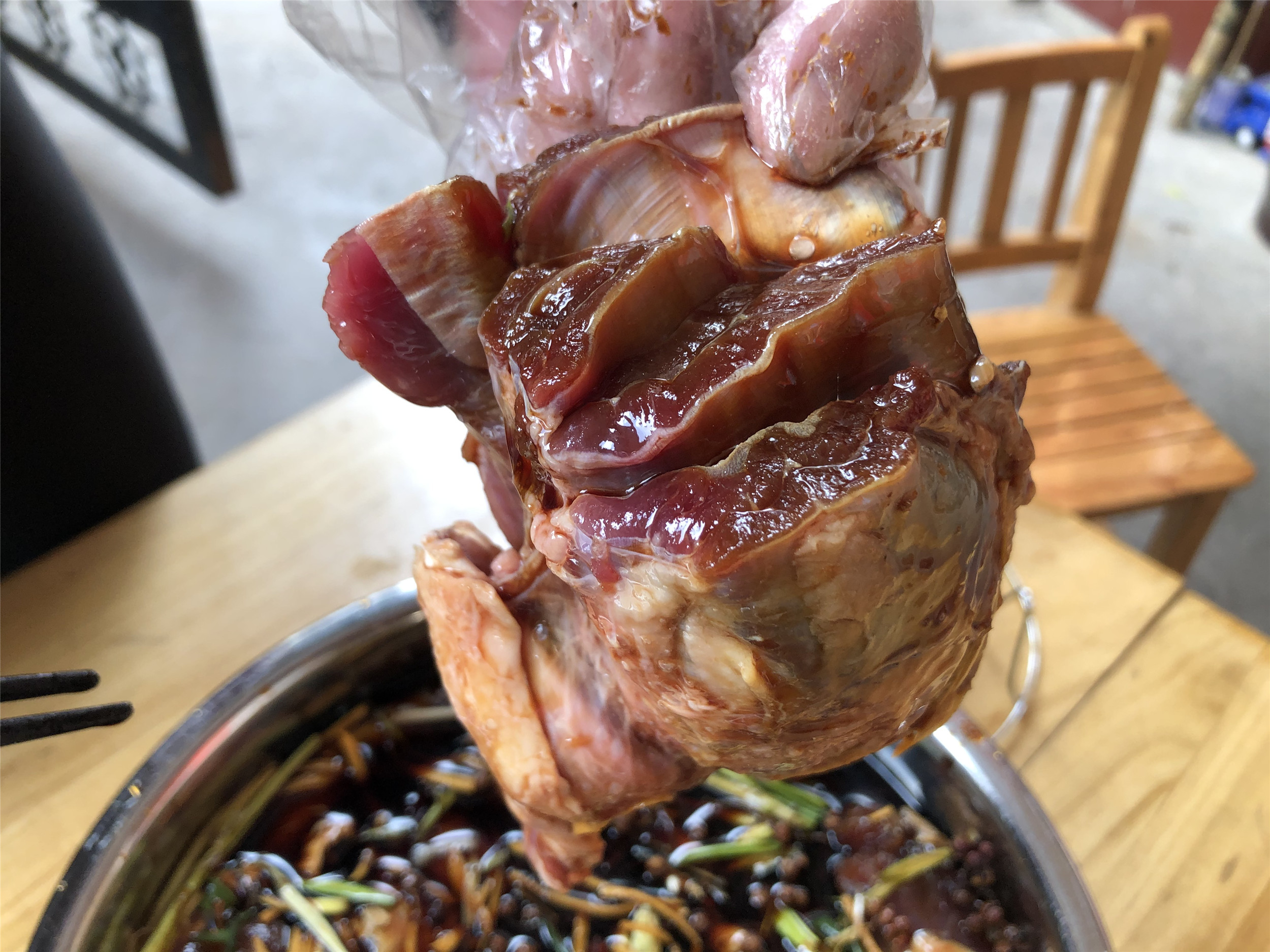 买熟牛肉时掌握了哪些技巧,买牛肉怎么挑选新鲜的肉