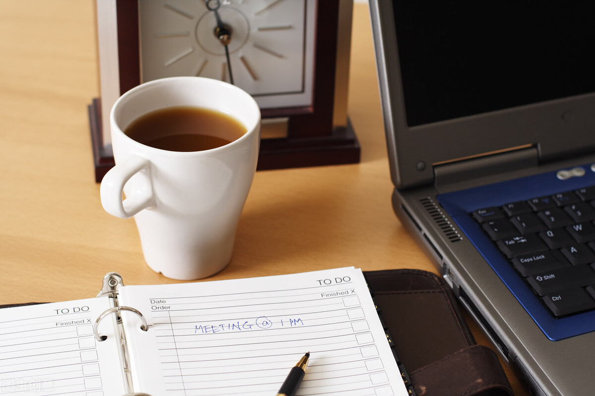 三招教你如何做一个赚钱的博主,两个人教你如何赚钱的博主