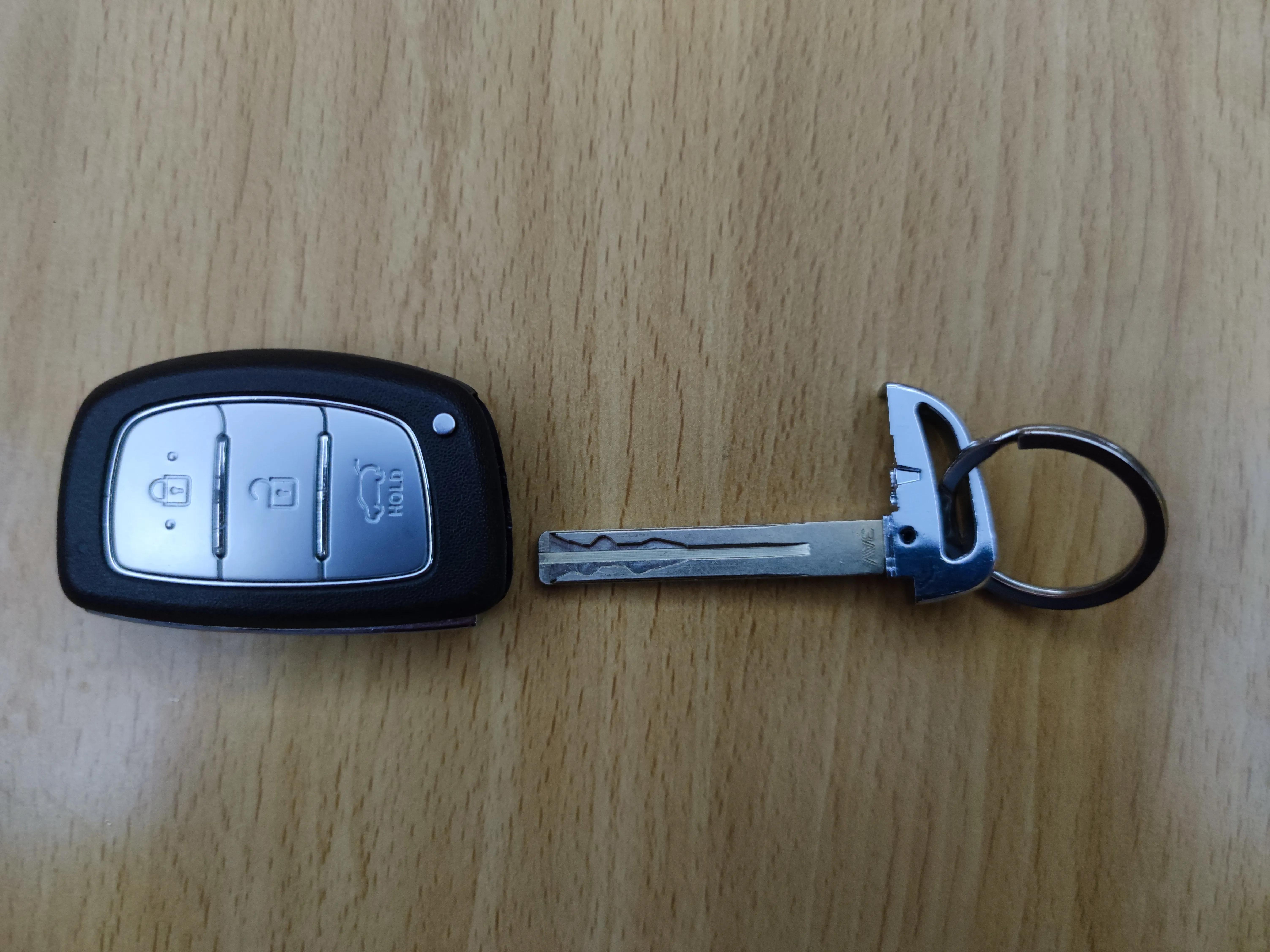 现代ix35遥控钥匙怎么换电池,现代ix35遥控钥匙电池更换