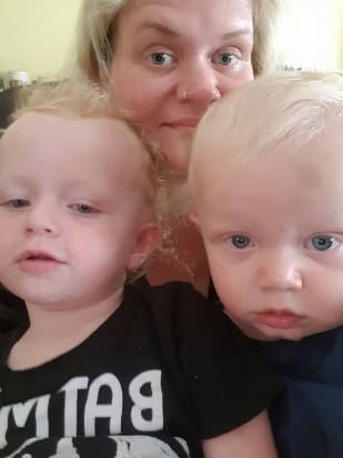 澳洲2岁熊孩子趁妈妈不注意，拿着屁屁霜就往1.6万的电视机上抹