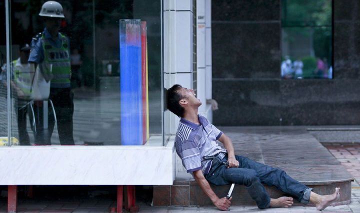 儿子吸*毒冰**出现妄想幻觉，每天无休止的谩骂威吓我们，该怎么办？