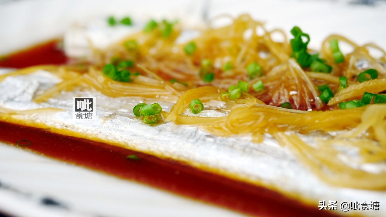 新鲜的带鱼清蒸几分钟,新鲜带鱼不用油煎怎么烧好吃