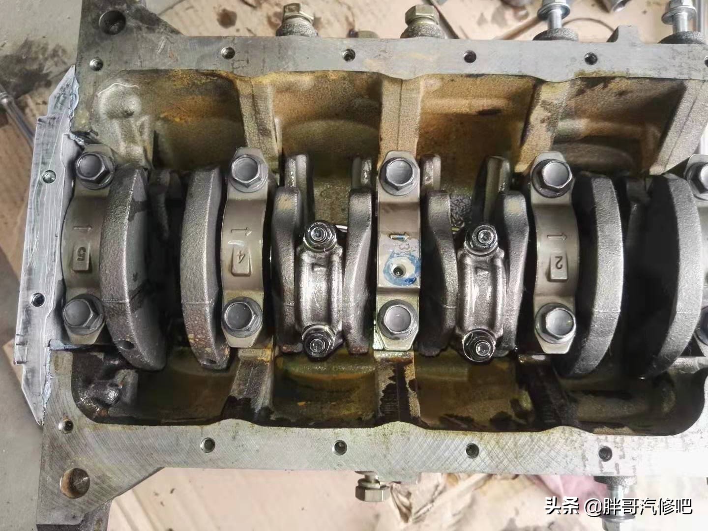 五菱宏光1.2机油少咋回事啊,五菱宏光1.2发动机机油孔在哪里