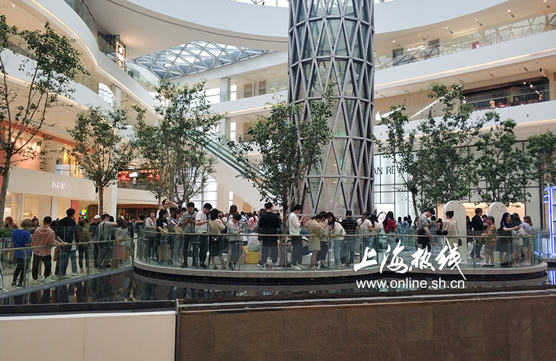 上海市民又疯狂了为了买这杯奶茶排4小时的队喜茶发来贺电