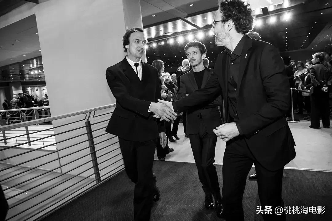 为了电影而创造一门语言,这个导演太拼了