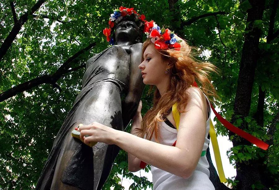 李云龙怒杀土匪为和尚报仇,李云龙给魏和尚报仇杀土匪对不对