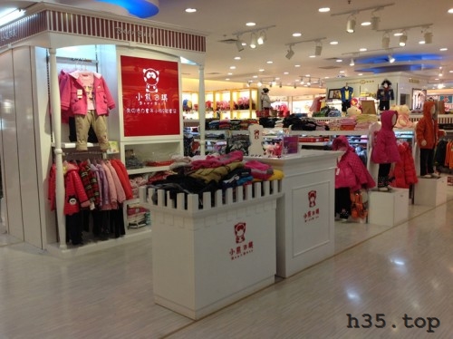 最新童装店双门头装修效果图,童装店怎么装修才有顾客