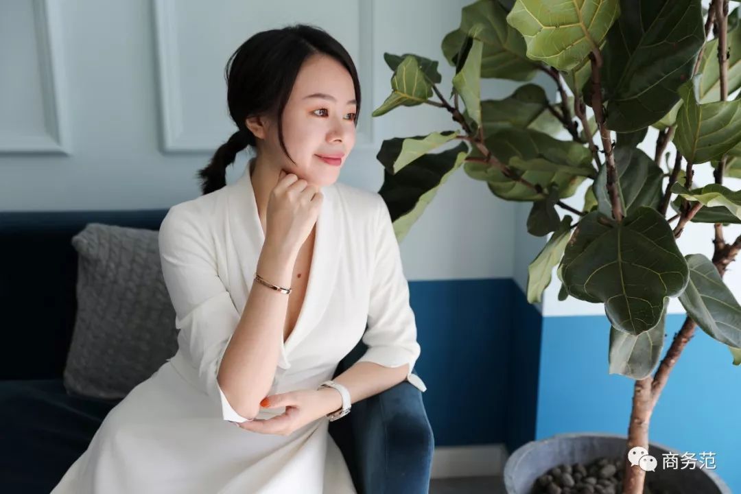 瑞典皇家配饰品牌,几百块戴出万元质感,金色手镯男女戴都好看