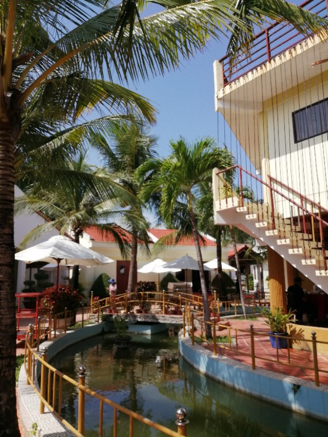 站在楼顶看芽庄全景,站在国门看越南