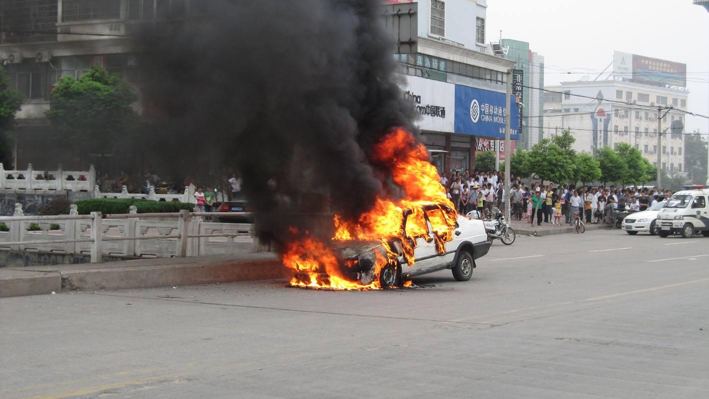 车为什么会自然？这些配置加在车上，热天一到就是定时*弹炸**