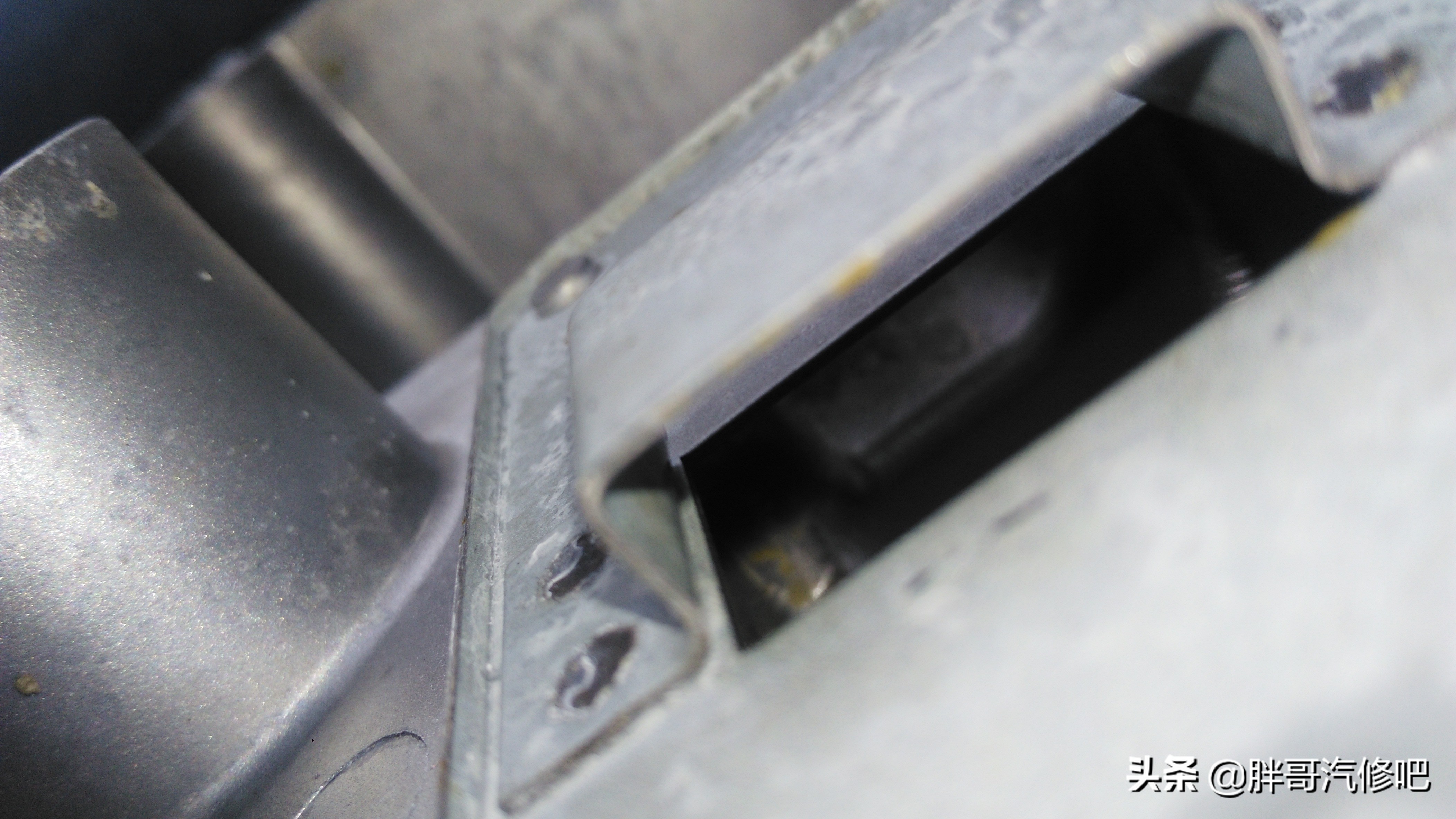 五菱宏光1.2机油少咋回事啊,五菱宏光1.2发动机机油孔在哪里