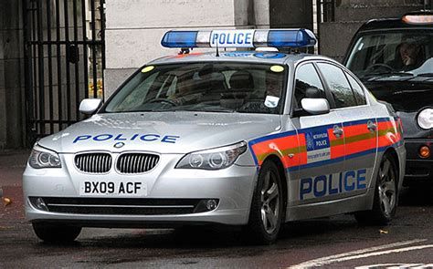 英国警察的武装化历程,英国武装警察战术队形