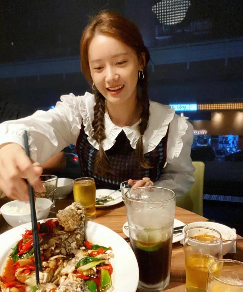 古力娜扎深v蓝色礼服和鞠婧祎,娜扎和鞠婧祎