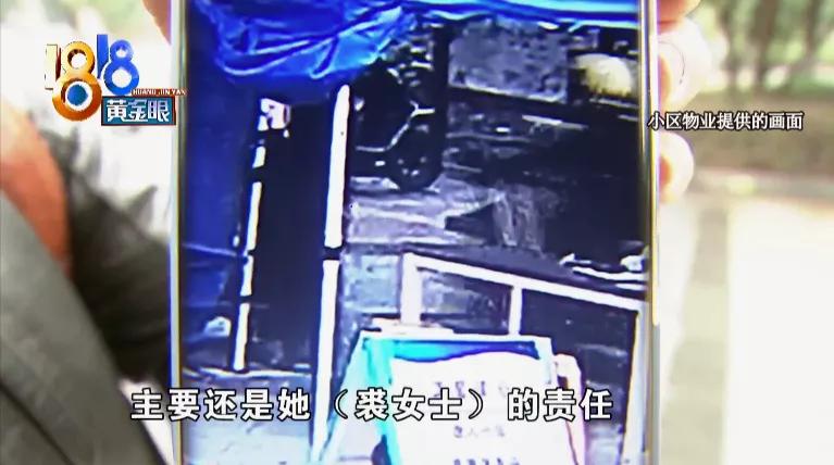 大姐骑电动车摔倒在路上,大姐骑电动车摔到沟里