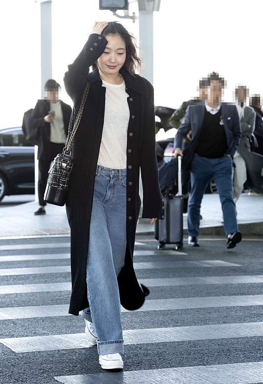 金高银穿搭丝绒裙,韩国美女穿黑丝绸连衣裙