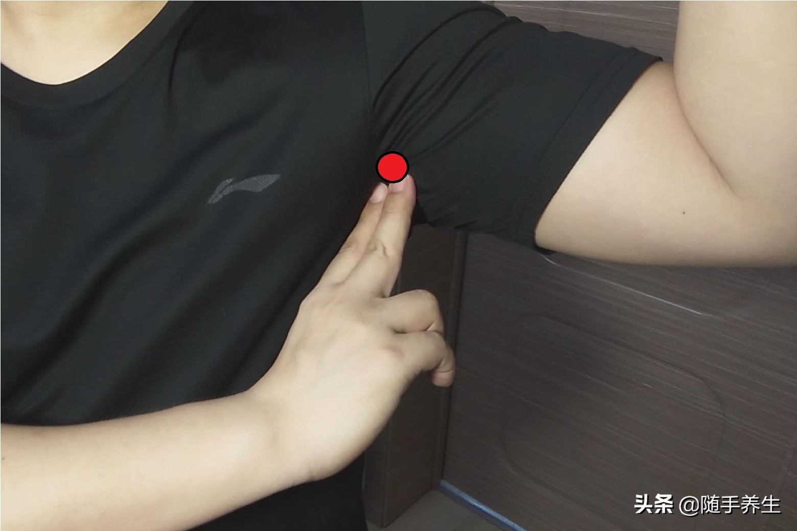 心悸心慌按内关穴在哪里,心慌气短胸闷心跳加速按穴位