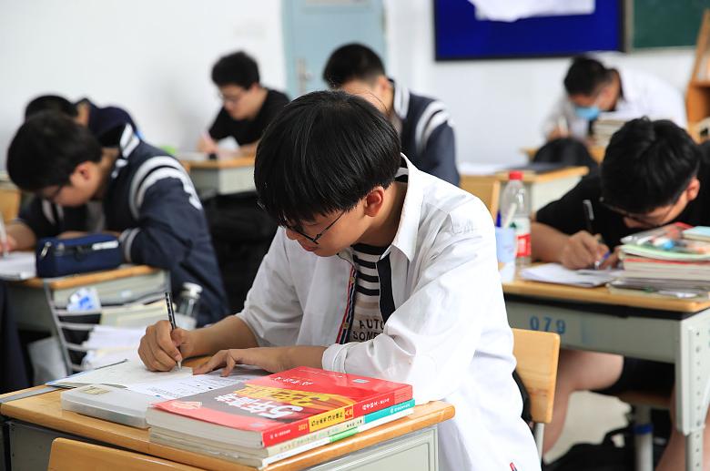 初中学习成绩跟不上,往往是基础知识掌握不牢,学生可要抓住重点