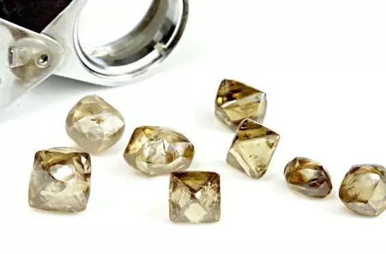 纯天然的钻石原石的特点和图,钻石的原石原来长这样太神奇了