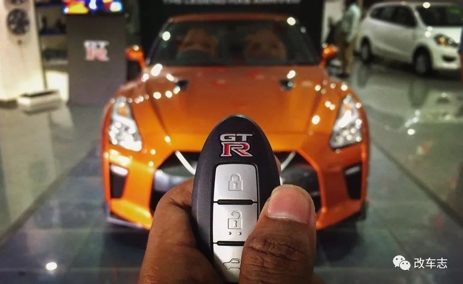 掏出这把骚气的GT-R钥匙后，妹子上我的车了！