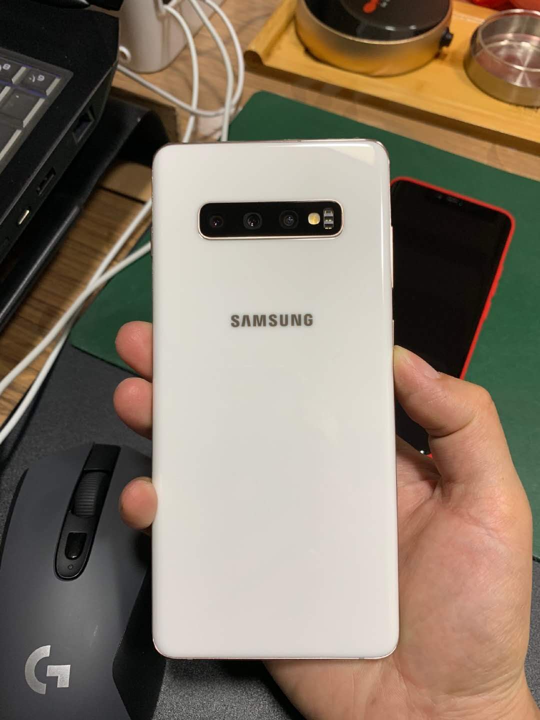 三星a90手机黑屏打不开怎么办,三星黑屏拿起来亮屏怎样调节