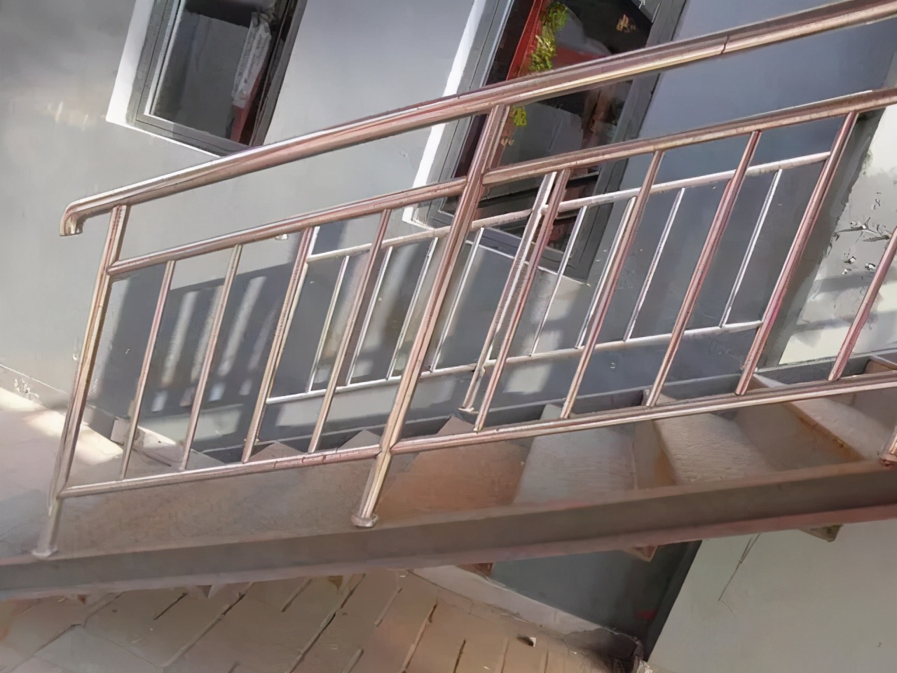 不锈钢楼梯和木头扶手哪个贵,楼梯扶手不锈钢用方管还是圆管好