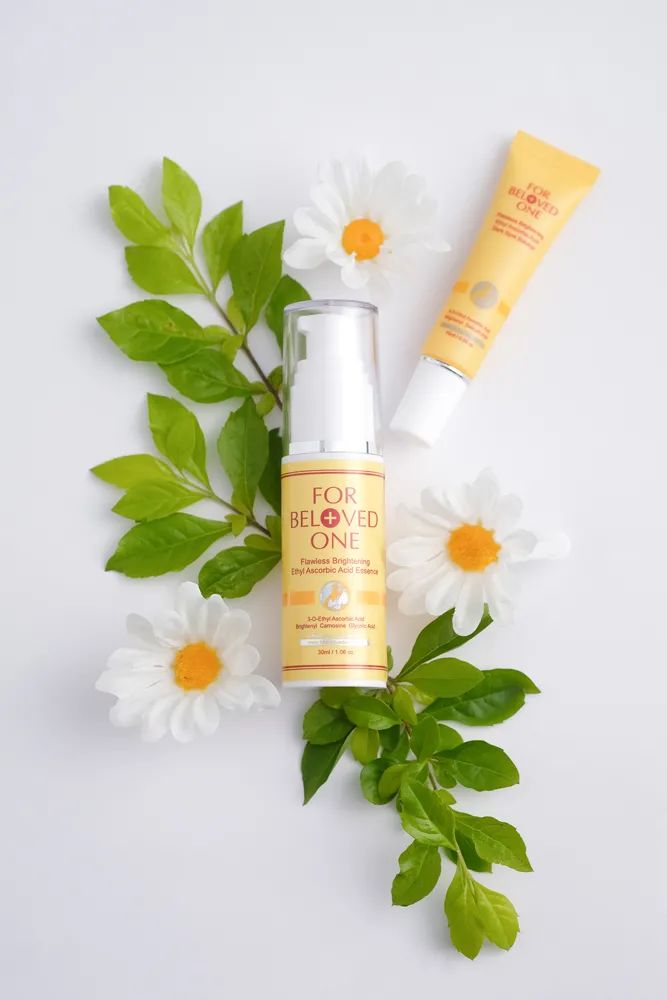 宠爱之名白无瑕美白精华,欧莱雅金致臻颜小金牌粉底液测评