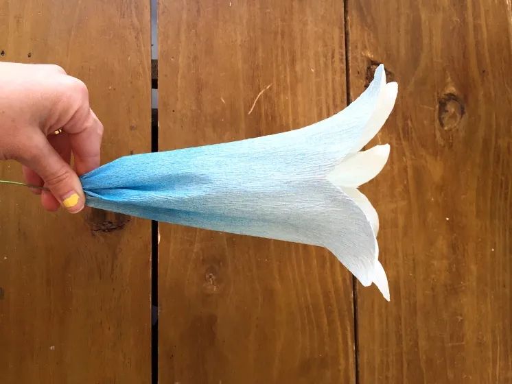 用手工纸做出来的花型装饰,软皱纹纸手工花