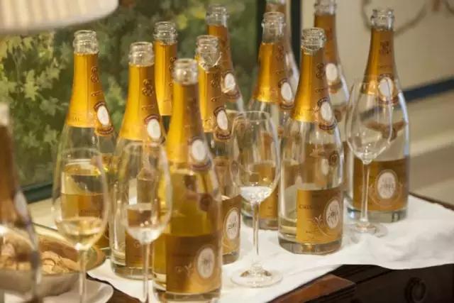 为你集齐了代表爱情的葡萄酒，2019要爱得长长久久