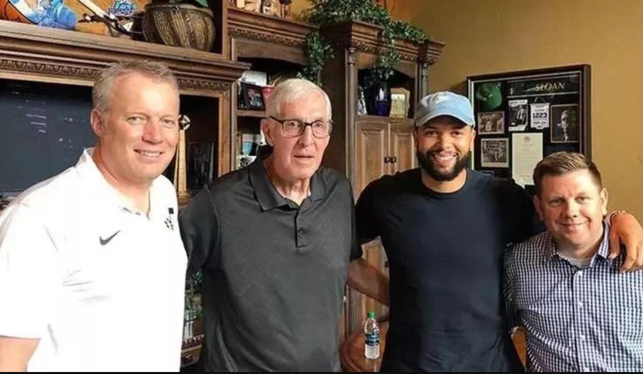 杰里·斯隆，是伟大球员，更是伟大的教练，退役了三件球衣号码